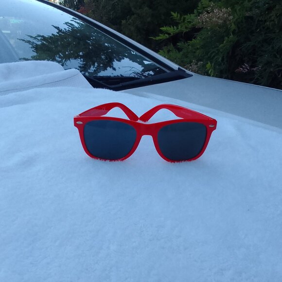 July 4th sale - bundle 2 pairs beautiful blue&red matching sunglasses, brand new - Picture 9 of 11